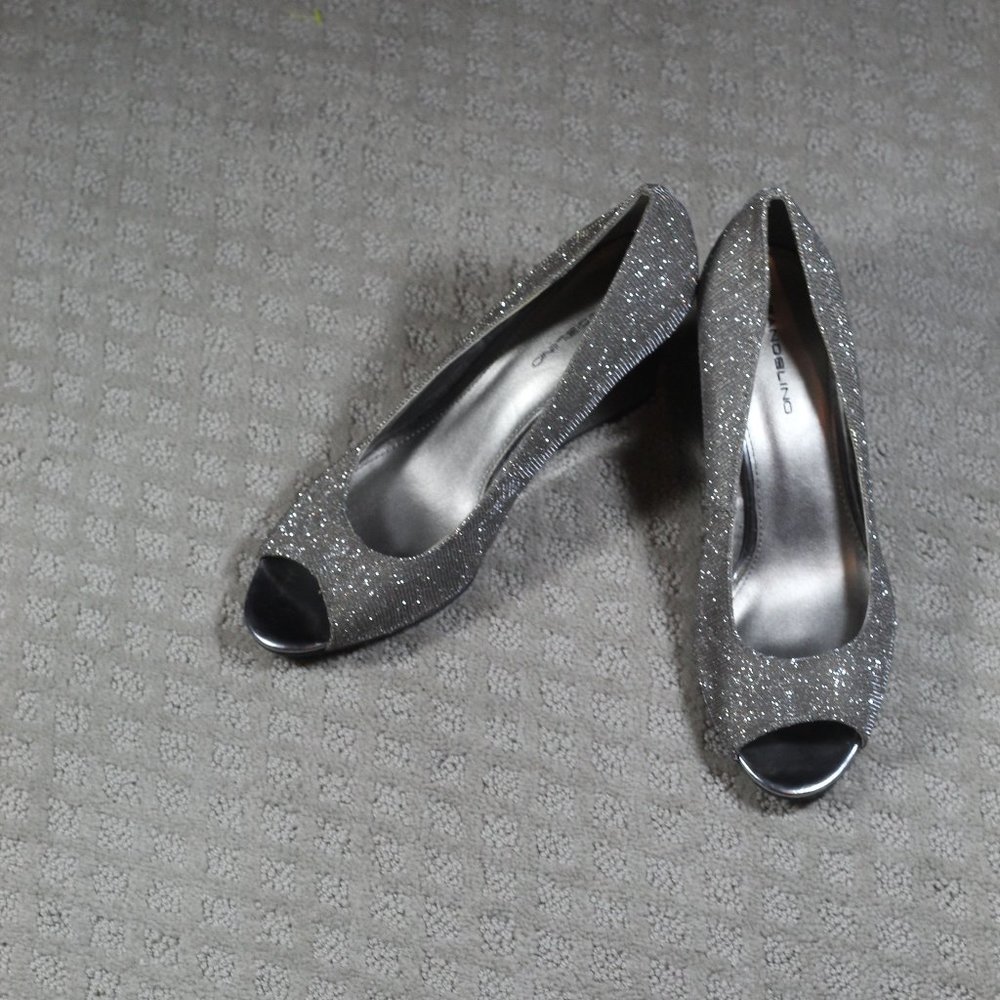 Bandolino Size 8 Sparkly Wedge Peep Toe 3" Heels